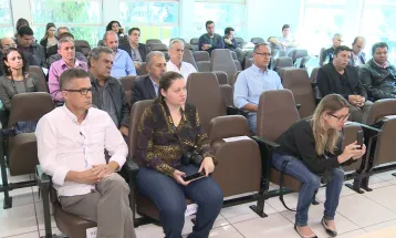 Prefeitos da região Centro-Oeste de MG se reúnem em Divinópolis para debater atraso no pagamento do Fundeb