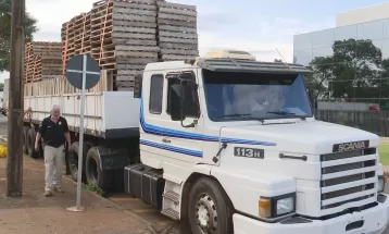 Homem é preso com mais de uma tonelada de maconha escondida em carreta no Paraná