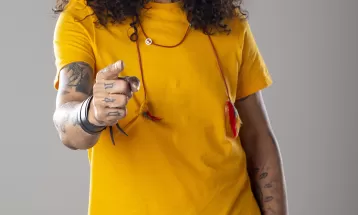 Luiz Caldas adiciona sucessos de Claudio Nucci, Gal Costa e KLB ao álbum 'Playlist brasileira 1'