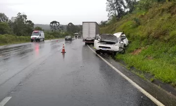 Criança morre após batida entre caminhão e carro na BR-277, diz PRF