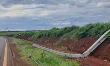 Vendaval derruba postes, árvores e deixa 145 mil casas sem energia no norte do Paraná