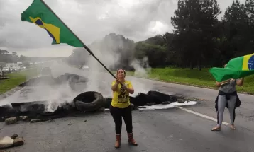 Justiça autoriza reintegração de posse de estradas federais bloqueadas por manifestantes no Paraná