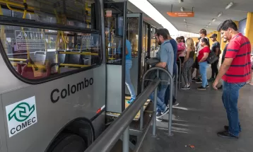 Bloqueios em rodovias atrasam linhas de ônibus em Curitiba e Região Metropolitana; viagens da rodoviária são canceladas