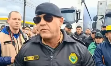 Em negociação com manifestantes, comandante da PM deixa bloqueio continuar parcialmente no Paraná e diz que está 'prevaricando'; VÍDEO