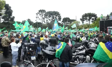 Manifestantes se reúnem em frente a quartéis do Exército no Paraná