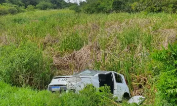 Mulher fica ferida após carro cair em área de alagado em Curitiba