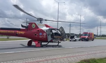 Motociclista se fere em batida contra carro e é socorrido por helicóptero, em Pinhais