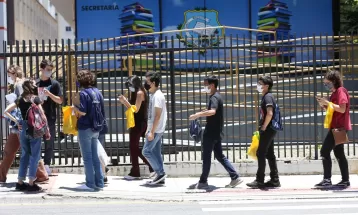 Mais de 145 mil estudantes fazem o Enem neste domingo (13) no Paraná; prova é aplicada em 89 cidades