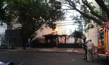 Uma pessoa morre e três ficam feridas após incêndio em casa de madeira em Maringá, diz bombeiros