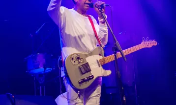 Jorge Ben Jor dá um baile no salão de hotel carioca com show movido por potente usina de hits e suingue