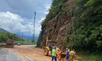 Trecho da BR-277 é liberado após deslizamentos; trânsito flui em pista simples