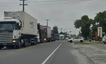 Com BR-376 interditada em Guaratuba, motoristas relatam horas de espera na fila do ferry boat