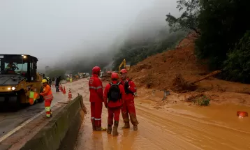 Corpo de Bombeiros encerra buscas por vítimas em deslizamento na BR-376, diz Governo do Paraná