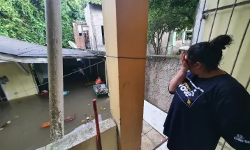 VÍDEO: Chuva causa alagamentos e estragos em Curitiba neste sábado (3)