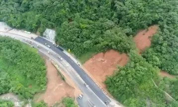 Concessionária instala barreiras de concreto em encosta na BR-376, diz PRF; rodovia continua interditada