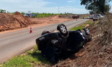 Pai morre e filhos ficam feridos após carro capotar na PR-463, em Paranacity