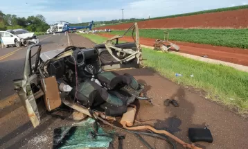 Carro parte ao meio após bater contra outros dois veículos na BR-369, em cascavel