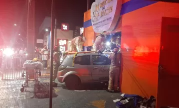 Carro invade pet shop e atropela jovem, em Cascavel; motorista fugiu, diz PM