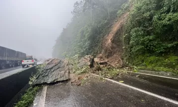 Motoristas relatam mais de 4 horas de viagem de Curitiba para o litoral via BR-277, onde houve desmoronamento