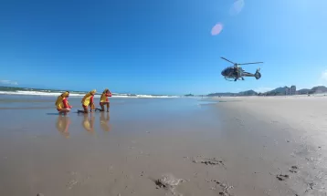 Bombeiros resgatam corpo de homem no mar em Guaratuba