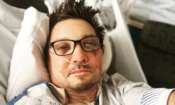 Jeremy Renner publica foto no hospital após acidente: 'estou muito machucado agora'