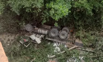 Homem morre após carretar cair de ponte em Santo Antônio da Platina