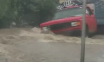 VÍDEOS: chuva forte deixa moradores ilhados em Curitiba e região; temporal derrubou muro