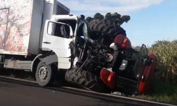 Motorista de caminhão pula do veículo em movimento ao notar que iria bater em trator em Itapejara d'Oeste