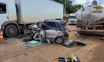 Idoso morre após carro bater de frente com caminhão na BR-277, em Guarapuava