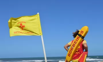 Praia com bandeira vermelha? Saiba o que significam cores de sinalização e evite afogamentos