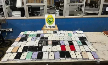 Polícia apreende 570 celulares de luxo em um só carro, em Foz do Iguaçu