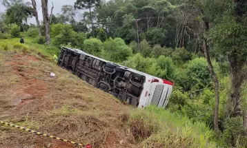 Polícia começa perícia em ônibus que tombou na BR-277 e matou sete pessoas