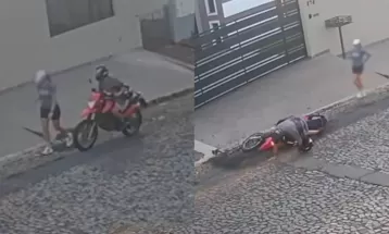 VÍDEO: Motoqueiro apalpa pedestre enquanto dirige e cai logo depois; ele foi indiciado por importunação sexual