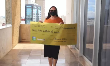 Mulher que está desempregada recebe prêmio de R$ 1 milhão do Nota Paraná no dia do aniversário: 'Estava precisando'