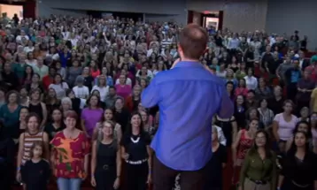 Maestro reúne 600 desconhecidos, dá aula de canto e transforma grupo em coral em um dia só