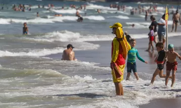 Verão no Paraná tem média de quase vinte salvamentos por dia, mostra balanço dos bombeiros