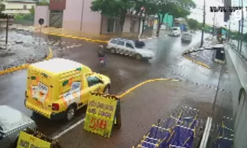 VÍDEO: Carro fura cruzamento, bate em duas motos e motociclistas caem de pé