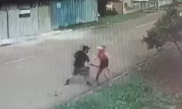 VÍDEO: Homem é preso após tentar tocar partes íntimas de uma mulher na rua e de mostrar genital para outra