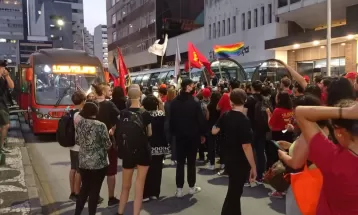 Passageiros protestam contra aumento da passagem de ônibus em Curitiba