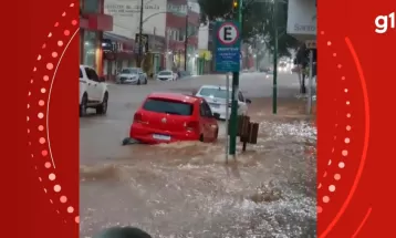 VÍDEO: Temporal alaga casas e lojas em Prudentópolis