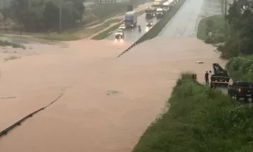 BR-376 fica interditada em Ponta Grossa após temporal causar alagamentos na rodovia; um carro ficou submerso