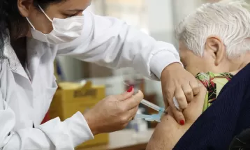 Vacina bivalente contra a Covid começa a ser aplicada para pessoas acima dos 60 anos, em Cascavel 