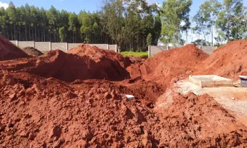 Homem morre soterrado durante construção de galeria de esgoto em Umuarama; colegas tentaram socorrer
vítima