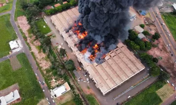 Bombeiros trabalham há mais de 24 horas no rescaldo do incêndio que atingiu galpão em Astorga