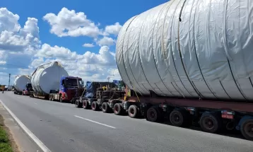 Carreta carregada com materiais de grandes dimensões se choca contra passarela na BR-116, em São José dos Pinhais; IMAGENS