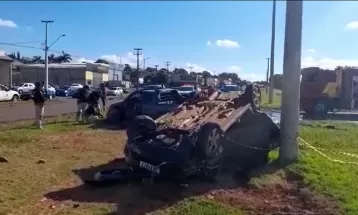 Motorista cruza rodovia e acerta carro em São Miguel do Iguaçu, diz PRF; três pessoas ficaram feridas