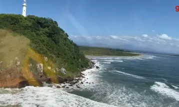 Bombeiros fazem buscas por jovem que caiu no mar após fazer trilha na Ilha do Mel