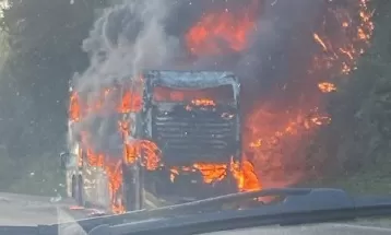 Ônibus de turismo pega fogo na BR-277, em Morretes; IMAGENS