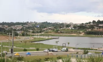 Ponta Grossa lança licitação de mais de R$ 1,2 milhão para instalação temporária de roda-gigante e carrossel no Lago de Olarias