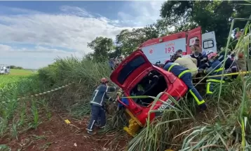 Duas pessoas morrem após carro capotar na BR-369, entre Barbosa Ferraz e Fênix